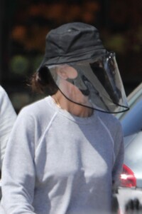 courteney-cox-shopping-at-whole-foods-04-19-2020-1.jpg