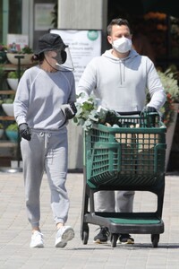 courteney-cox-shopping-at-whole-foods-04-19-2020-2.jpg