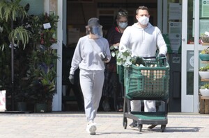 courteney-cox-shopping-at-whole-foods-04-19-2020-3.jpg