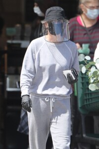 courteney-cox-shopping-at-whole-foods-04-19-2020-4.jpg