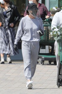 courteney-cox-shopping-at-whole-foods-04-19-2020-5.jpg