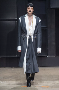 defile-marni-automne-hiver-2019-2020-milan-look-1.thumb.jpg.a8303069b3e6bff42254f7dc8ecfb583.jpg