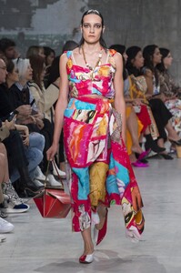 defile-marni-printemps-ete-2019-milan-look-13.thumb.jpg.c2f598afd471eff58afddbdf01d2e904.jpg