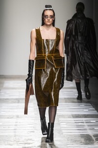 defile-miaoran-automne-hiver-2019-2020-milan-look-3.thumb.jpg.5350dd73e5081b3f408514e7057089d7.jpg