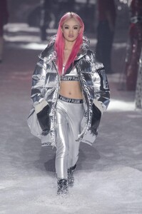 defile-philipp-plein-automne-hiver-2018-2019-new-york-look-58.thumb.jpg.2863bd39bddf5f540362b9b6eebfc8f4.jpg