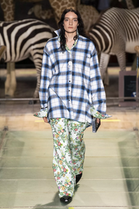 defile-vetements-automne-hiver-2019-2020-paris-look-28.thumb.jpg.73daa326ad0073181d347fcb2652c2ce.jpg