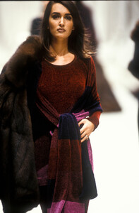 fendi-fw-1991-1.JPEG.e7f45e553f70c4c3a7420574f61433b1.thumb.jpg.68ac95d0a0fe51ce6d32adbce2c0d836.jpg