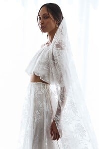 grace-loves-lace.shop_.veils-and-hair.loyola-veil_001.jpg