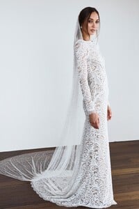 grace-loves-lace.shop_.veils-and-hair.pearly-long-veil_015.jpg