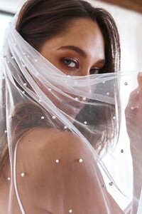 grace-loves-lace.shop_.veils-and-hair.pearly-long-veil_019.jpg