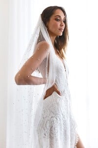 grace-loves-lace.shop_.veils-and-hair.pearly-long-veil_021.jpg