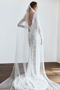 grace-loves-lace.shop_.veils-and-hair.pearly-long-veil_024.jpg