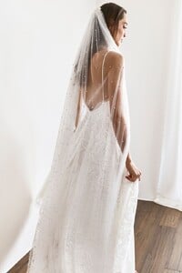 grace-loves-lace.shop_.veils-and-hair.pearly-long-veil_028.jpg