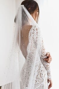 grace-loves-lace.shop_.veils-and-hair.pearly-long-veil_032.jpg
