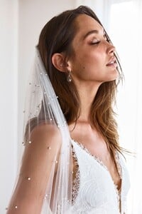 grace-loves-lace.shop_.veils-and-hair.pearly-long-veil_036.jpg