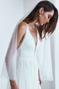grace-loves-lace.shop_.veils-and-hair.pearly-short-veil_006.jpg