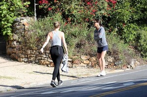 gwyneth-paltrow-early-morning-walk-04-02-2020-1.jpg