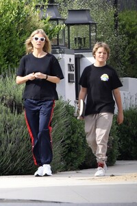 gwyneth-paltrow-out-in-la-03-31-2020-0.jpg