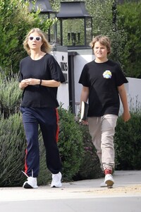 gwyneth-paltrow-out-in-la-03-31-2020-1.jpg