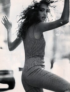 italia-vogue-april-1990-57.thumb.jpg.47f91741e837bf0d3f317f64c75a05c6.jpg