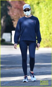 jennifer-garner-wears-masks-sunglasses-during-walk-01.jpg