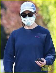 jennifer-garner-wears-masks-sunglasses-during-walk-02.jpg