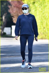 jennifer-garner-wears-masks-sunglasses-during-walk-03.jpg