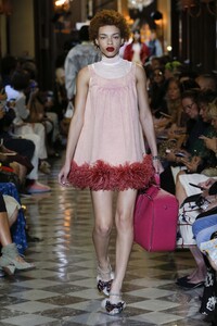 le-defile-croisiere-2019-signe-miu-miu-photo-30.thumb.jpg.244fb4b3f2696108de7300cb3ecff32a.jpg