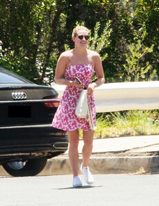 lili-reinhart-out-with-friend-in-los-angeles-4-28-20-0.jpg