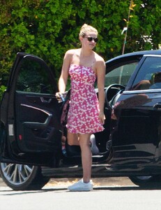 lili-reinhart-out-with-friend-in-los-angeles-4-28-20-5.jpg