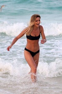 olivia-bentley-in-bikini-at-a-beach-in-punta-cuna-02-11-2020-4.jpg
