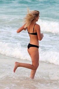 olivia-bentley-in-bikini-at-a-beach-in-punta-cuna-02-11-2020-7.jpg