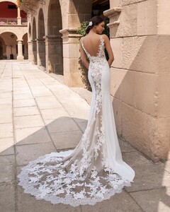 pronovias_82921893_3043808939019135_8008471509604342178_n.jpg