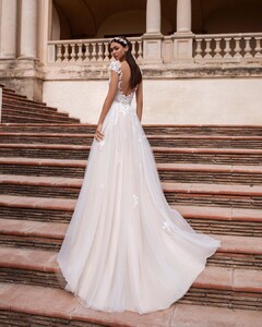 pronovias_84072709_1488385337992121_1958281606682264468_n.jpg