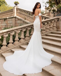 pronovias_84981902_196379404905385_2806900059466696998_n.jpg