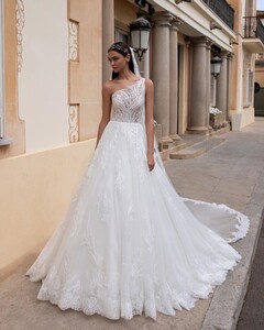 pronovias_87649697_233759404456921_2388147252648588237_n.jpg