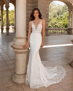 pronovias_90026151_226825115173954_7228458339162349175_n.jpg