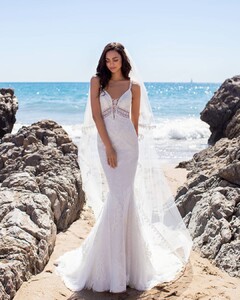 pronovias_90418302_222633862188175_209167777825913468_n.jpg