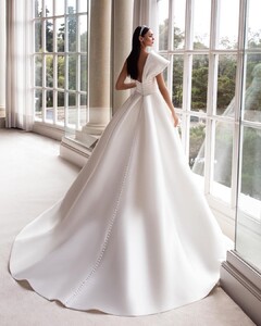 pronovias_90880812_217363019506789_4765778905795862393_n.jpg