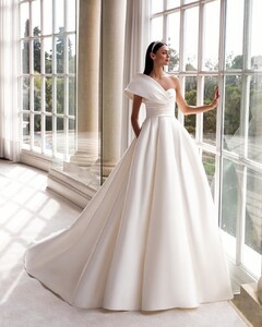 pronovias_91141224_1451872521652401_1249531945531172685_n.jpg
