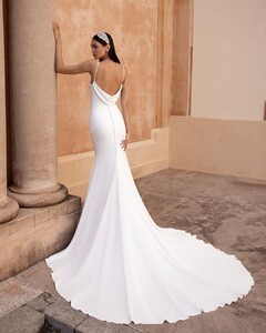 pronovias_93393876_103961244565118_1424986337596302990_n.jpg