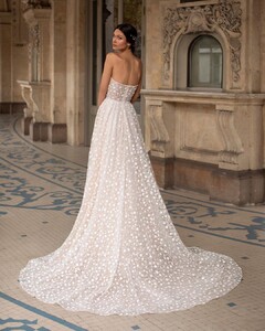 pronovias_94146828_654326828754974_5905277362534264815_n.jpg
