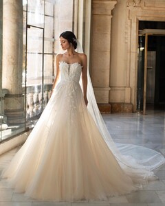 pronovias_94551502_232537831189739_8724915499255967904_n.jpg