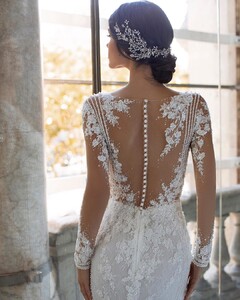 pronovias_94702495_2530638160369256_3714623159364987924_n.jpg