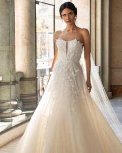 pronovias_95304004_757180901481399_4464616654045732643_n.jpg