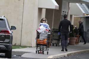 sarah-jessica-parker-stocking-up-on-groceries-in-ny-03-30-2020-10.jpg