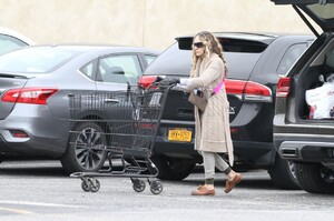 sarah-jessica-parker-stocking-up-on-groceries-in-ny-03-30-2020-13.jpg