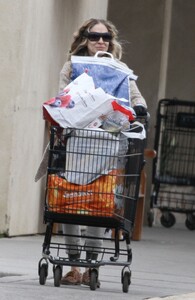 sarah-jessica-parker-stocking-up-on-groceries-in-ny-03-30-2020-2.jpg