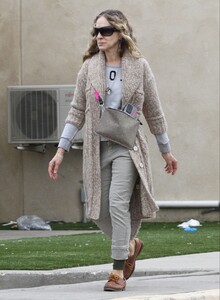 sarah-jessica-parker-stocking-up-on-groceries-in-ny-03-30-2020-4.jpg