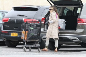 sarah-jessica-parker-stocking-up-on-groceries-in-ny-03-30-2020-5.jpg